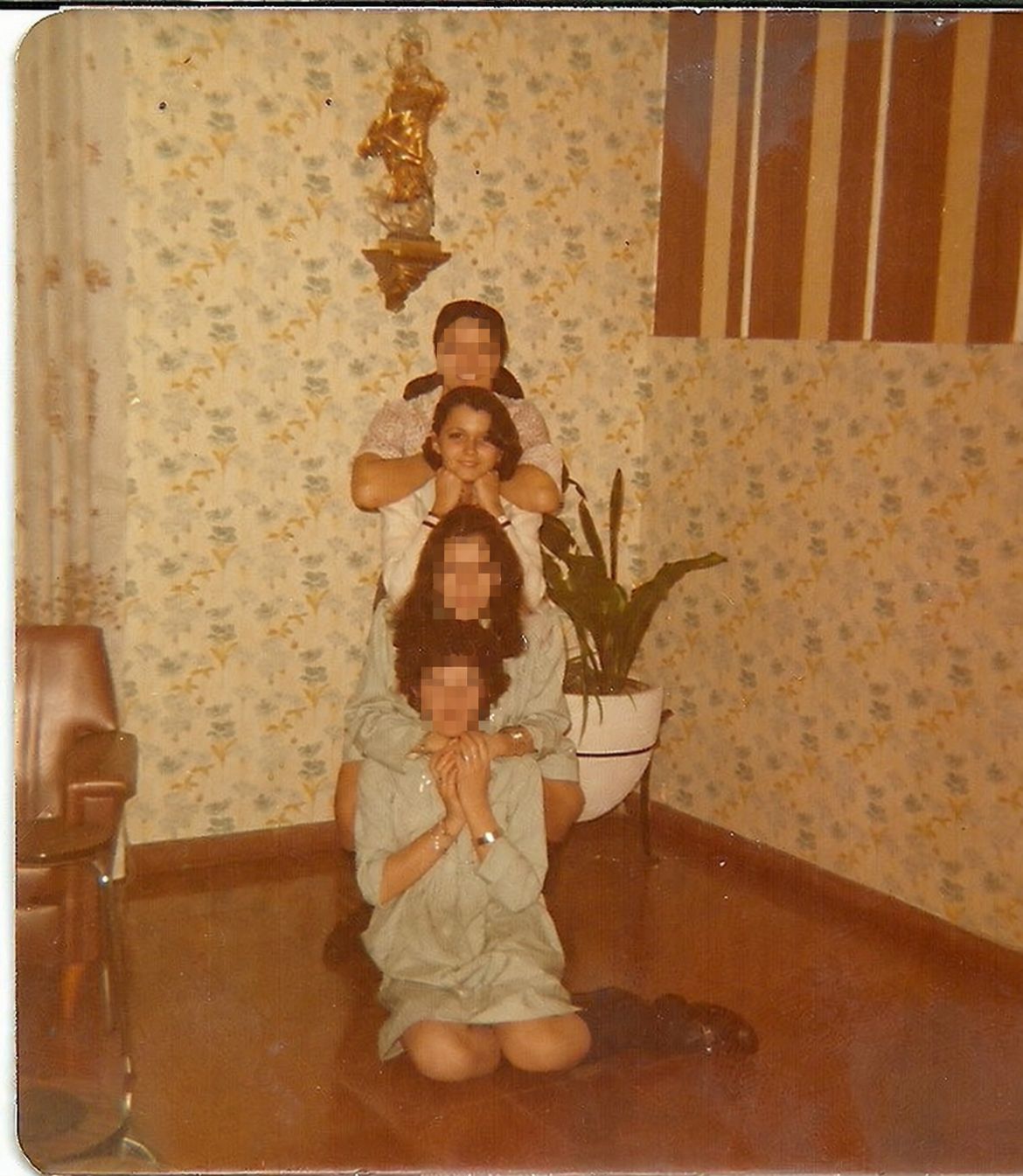 Consuelo García del Cid acompanya d'altres internes en el refortmatori de les adoratrius de Madrid del Padre Damián 52, depenent del Patronato, any 1975