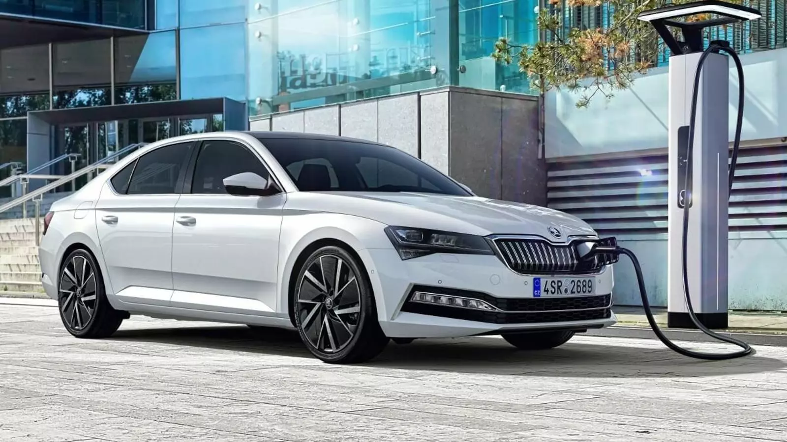 Skoda Superb iV: elegant, modern i endollable