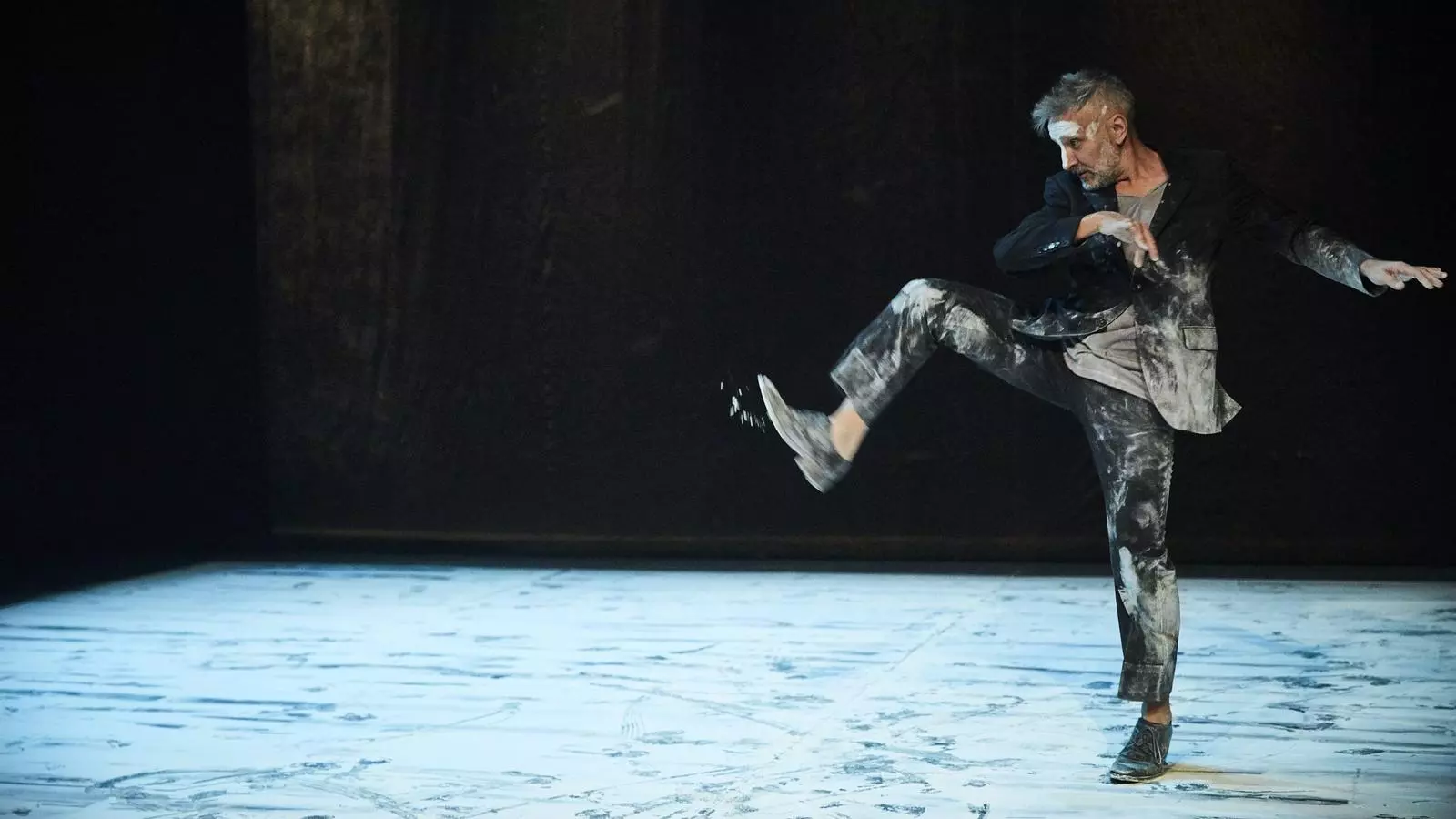 Imatge de l'espectacle 'The mountain, the truth & the paradise'.