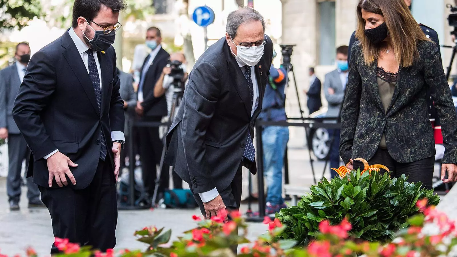 Quim Torra, Pere Aragonès i Meritxell Budó en l’ofrena floral.