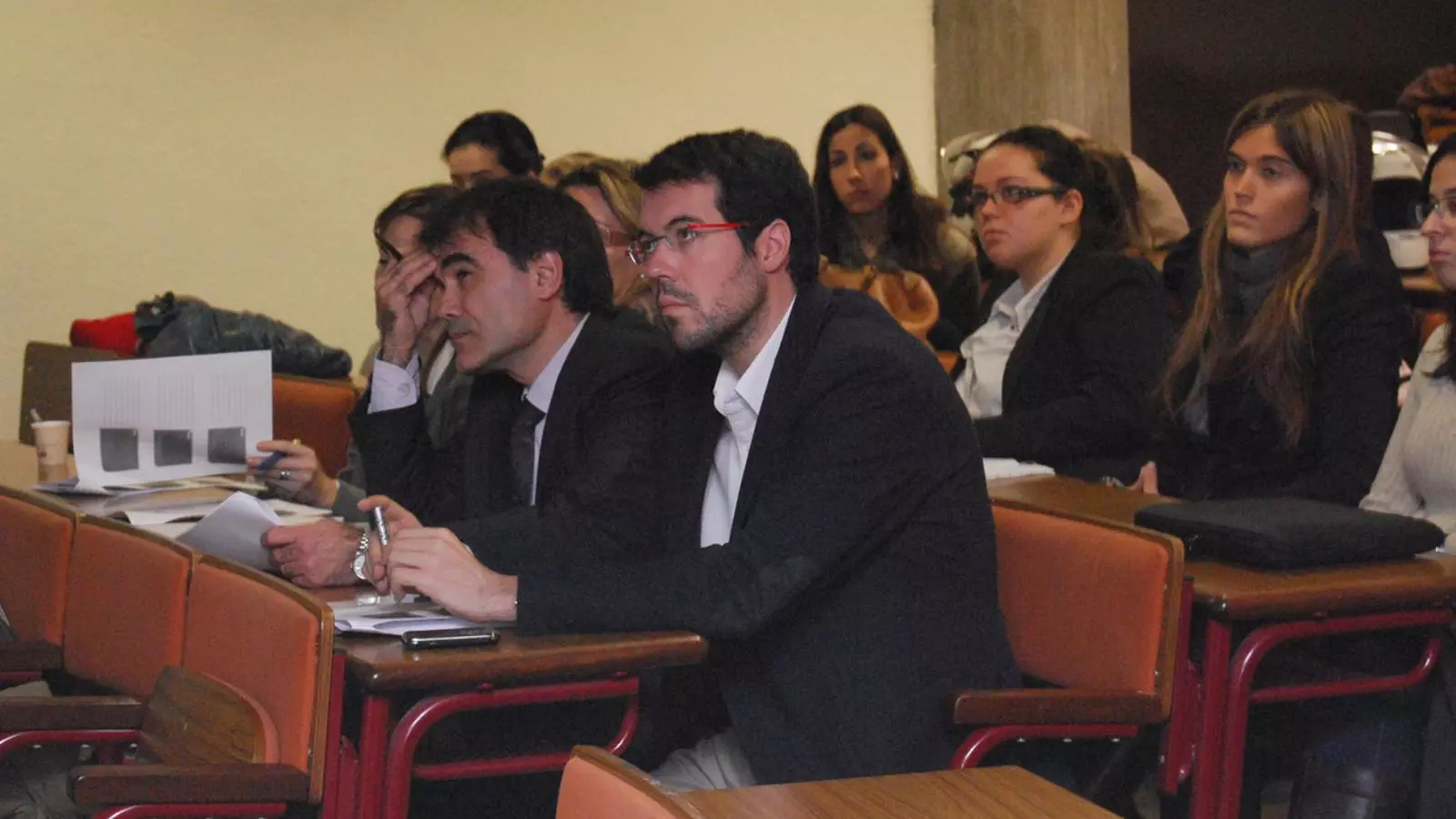 L'alcalde de la Seu, Albert Batalla, juntament, amb Carmen Galindo i Miquel Àngel Sánchez, escoltant les conclusions dels treballs dels estudiants de Turisme d'Esade.
