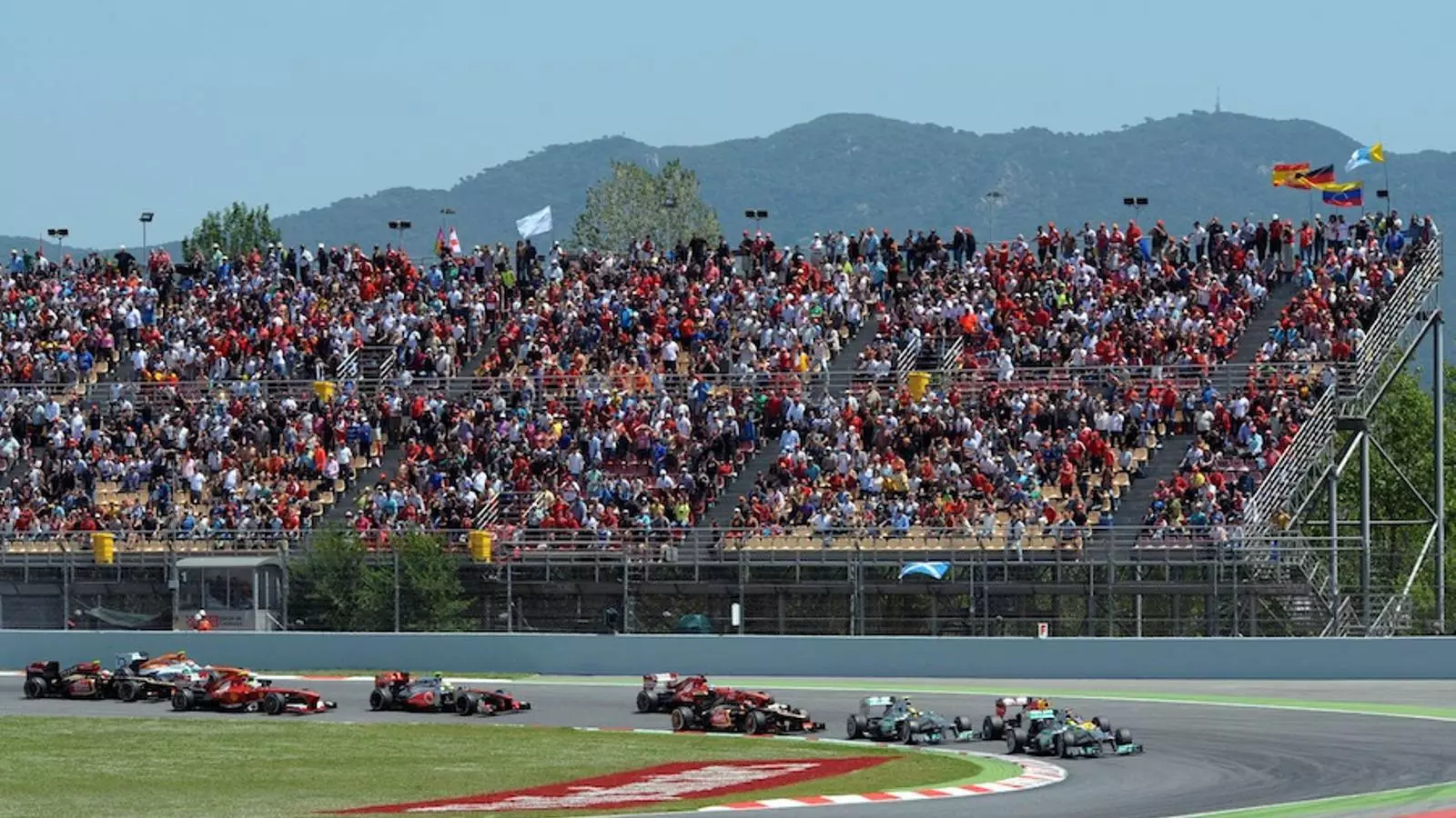 El públic del circuit de Catalunya contempla com Nico Rosberg lidera la cursa