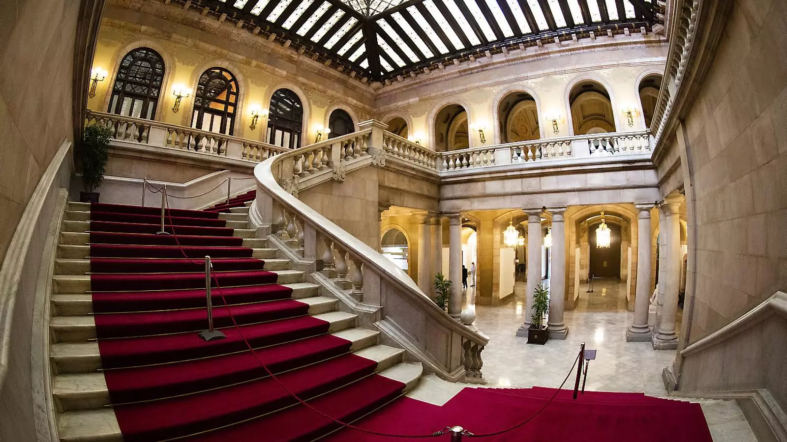 Imatge de l’escalinata del Parlament de Catalunya.