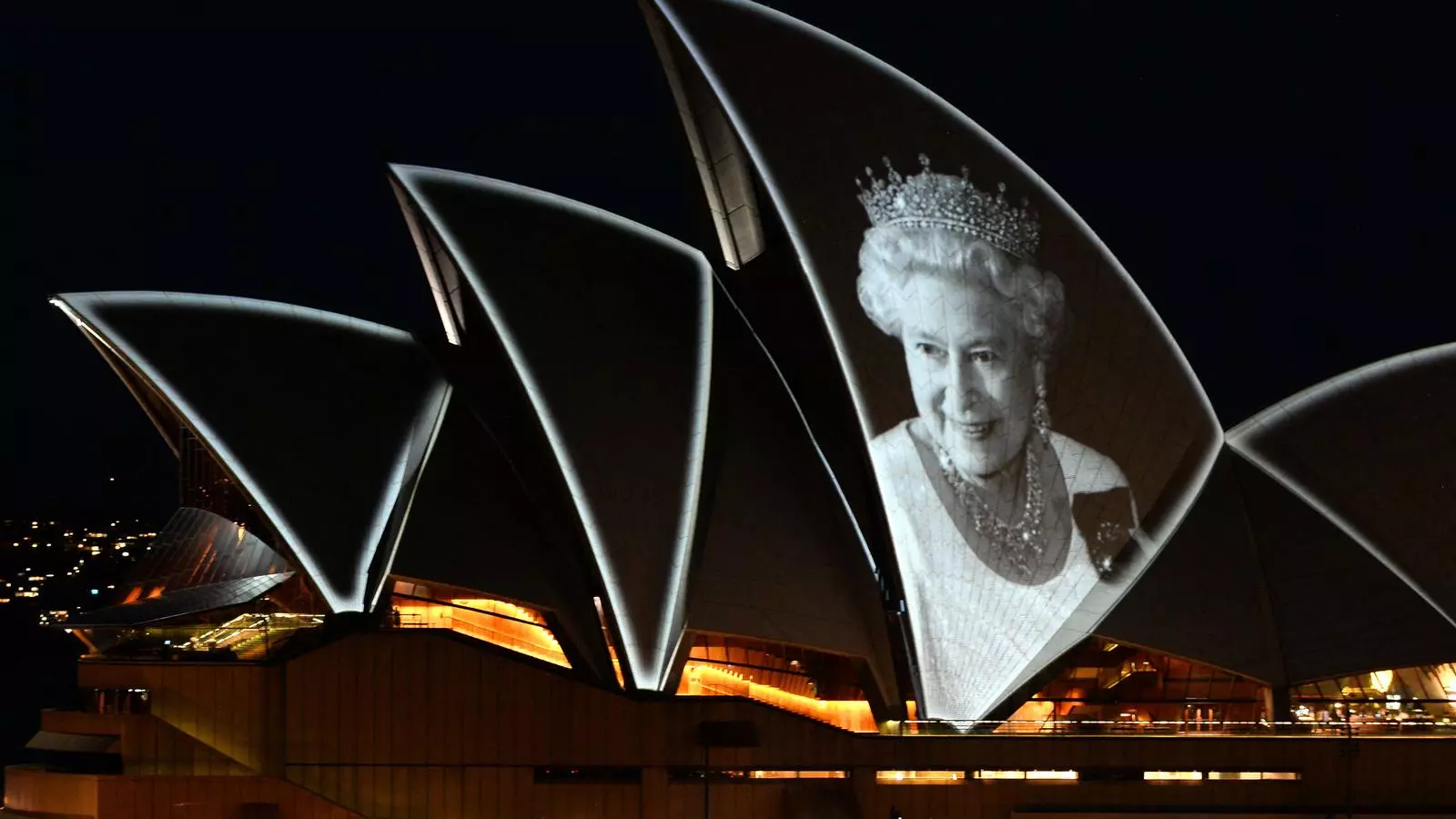 La imatge de la reina Elisabet II projectada aquest divendres a la nit a la incònica Opera House de Sydney.