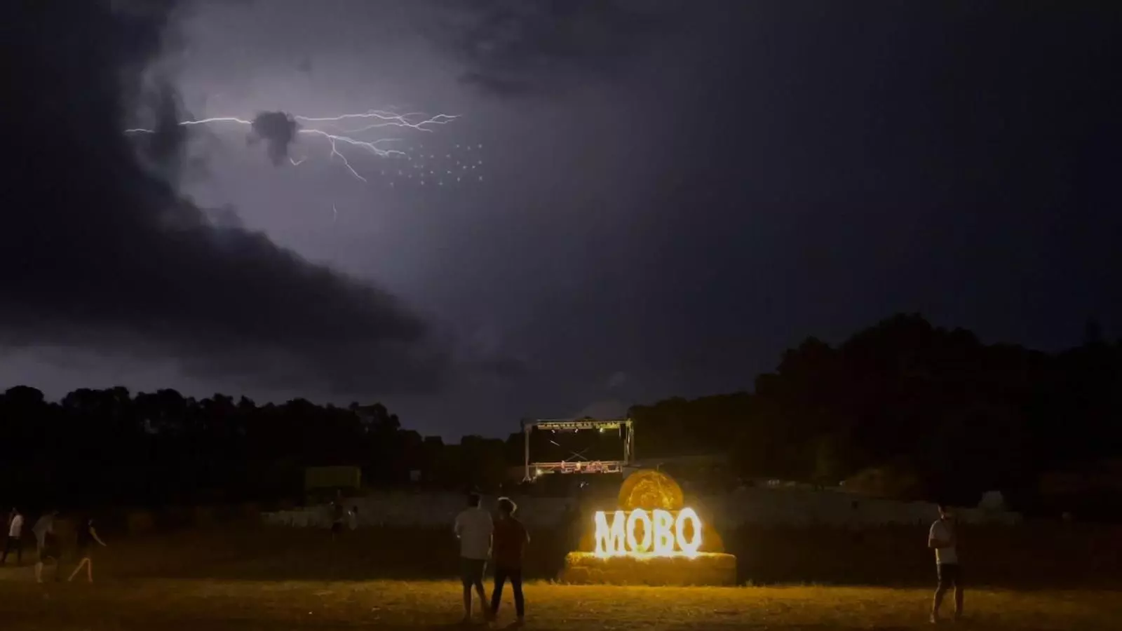 La tempesta d'aquest dissabte vespre vista des de la Mobofest