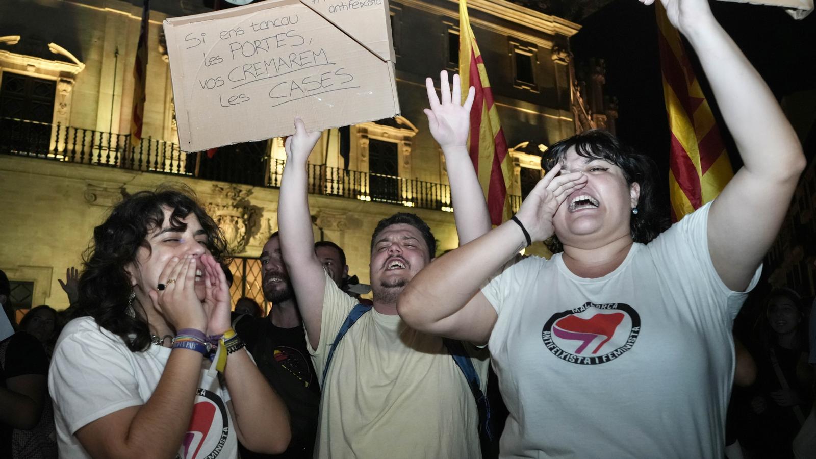 Protest against the eviction of Maricarmen at the Plaça de Cort in Palma.