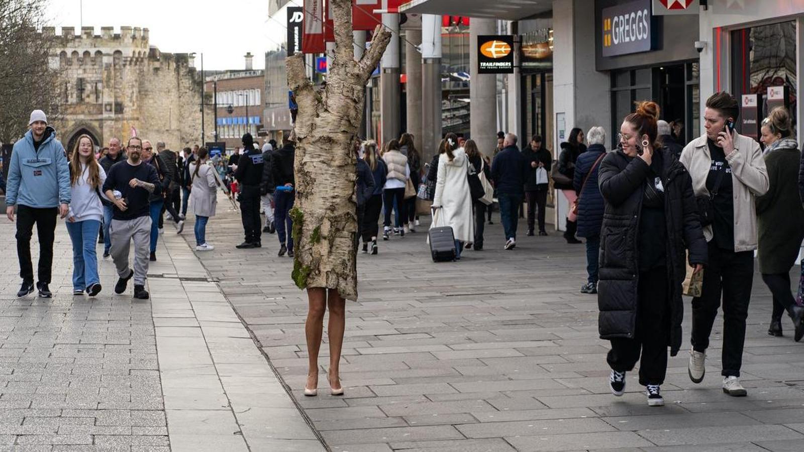 Olana Light en un momento de la 'performance' 'The Birch Tree Family'