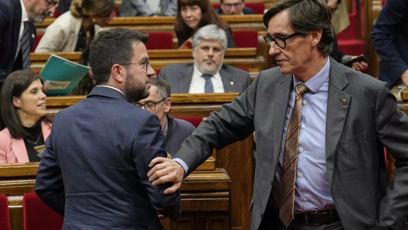 El president de la Generalitat, Pere Aragonès, i el primer secretari del PSC, Salvador Illa, en el darrer ple.