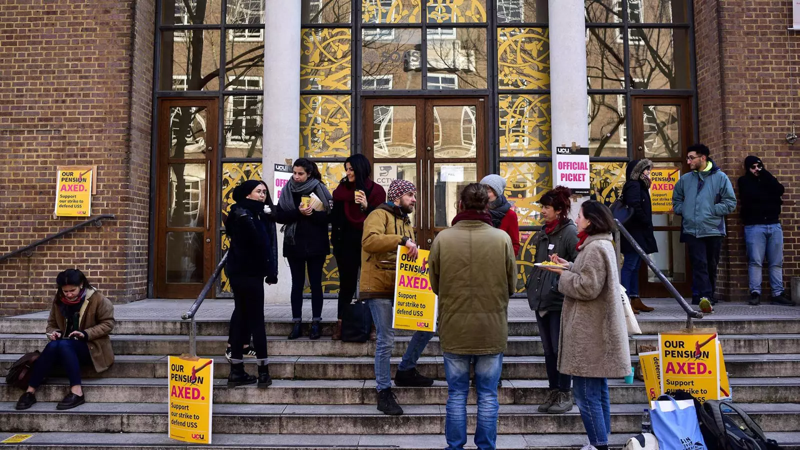 Manifestants a l’entrada de la Universitat de Londres.