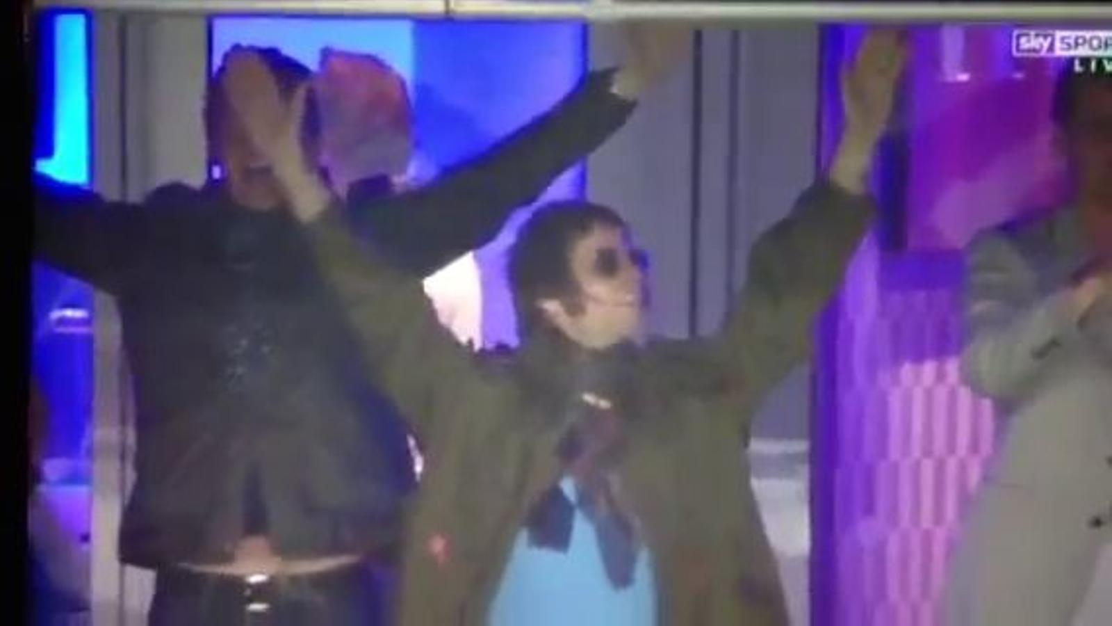 Liam Gallagher i Diego Armando Maradona cantant 'Hey Jude' dels Beatles després de la victòria del Manchester City sobre el United
