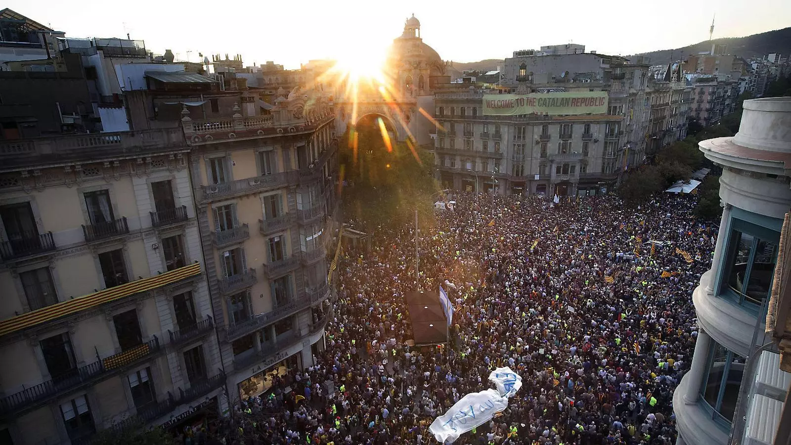 Milers de ciutadans van concentrar-se davant la seu del departament d’Economia durant tot el 20 de setembre de l’any passat per protestar contra l’operatiu policial contra l’1-O.