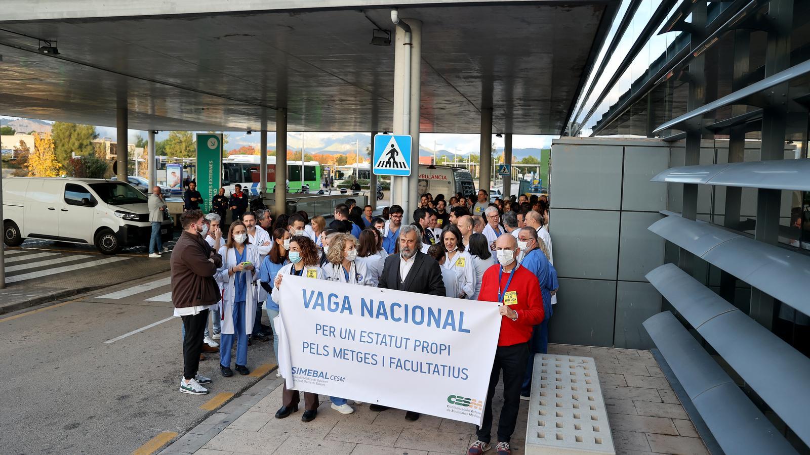 Metges concentrats durant una vaga a les portes de l'hospital Son Espases.