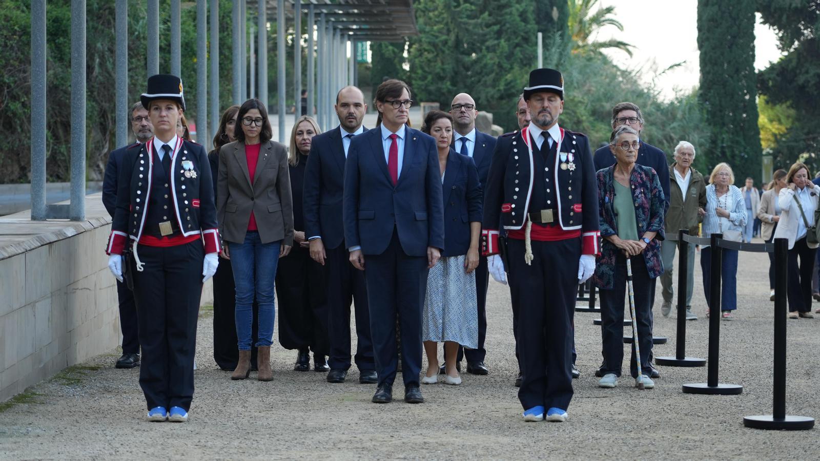 El presidente de la Generalitat, Salvador Illa, y los miembros del Gobierno participan en la ofrenda a la tumba del expresidente Lluís Companys en el Cementerio de Montjuïc