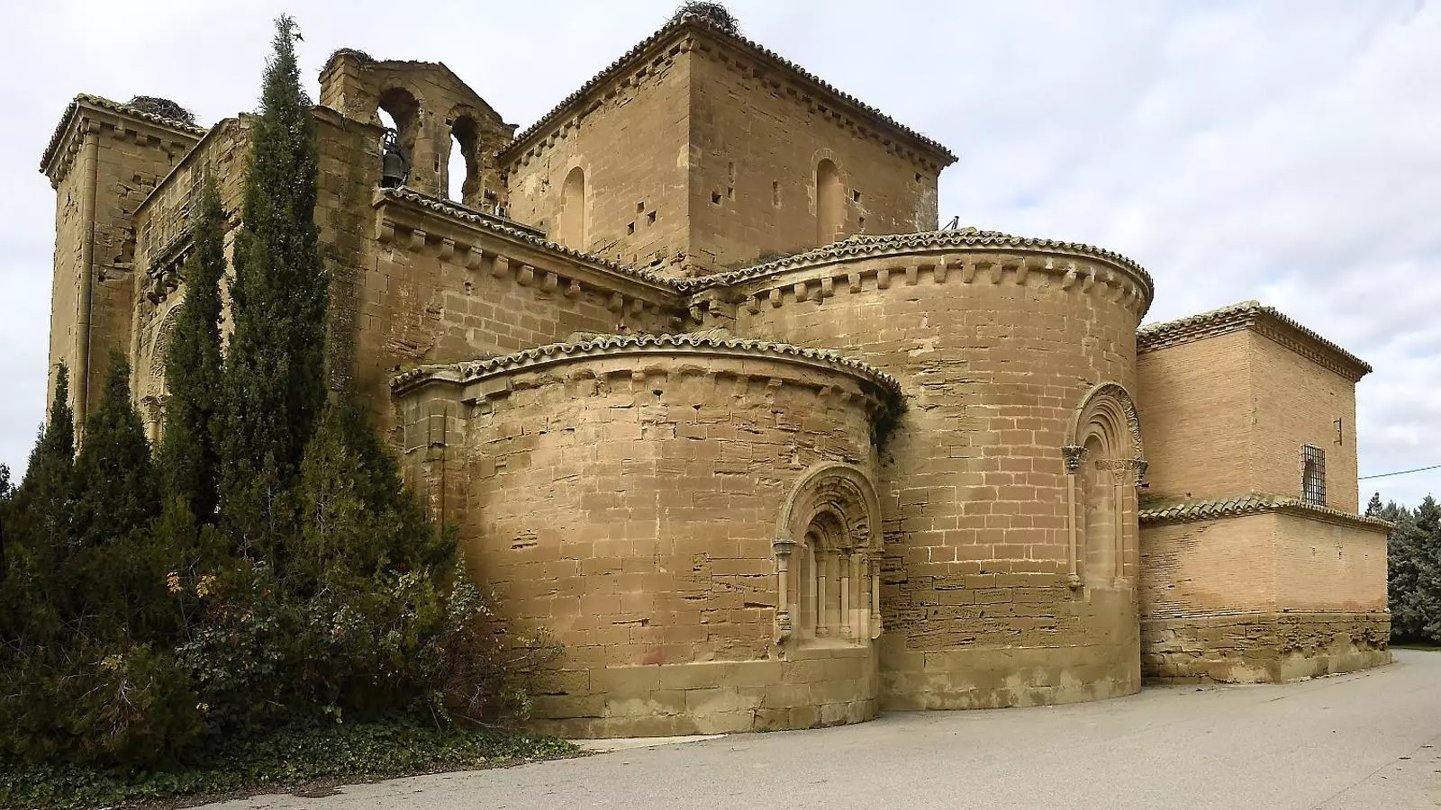 El monestir de Sixena té problemes històrics d’humitats i encara pateix els estralls de la guerra, dos fets que fan molt difícil que pugui funcionar com a museu.