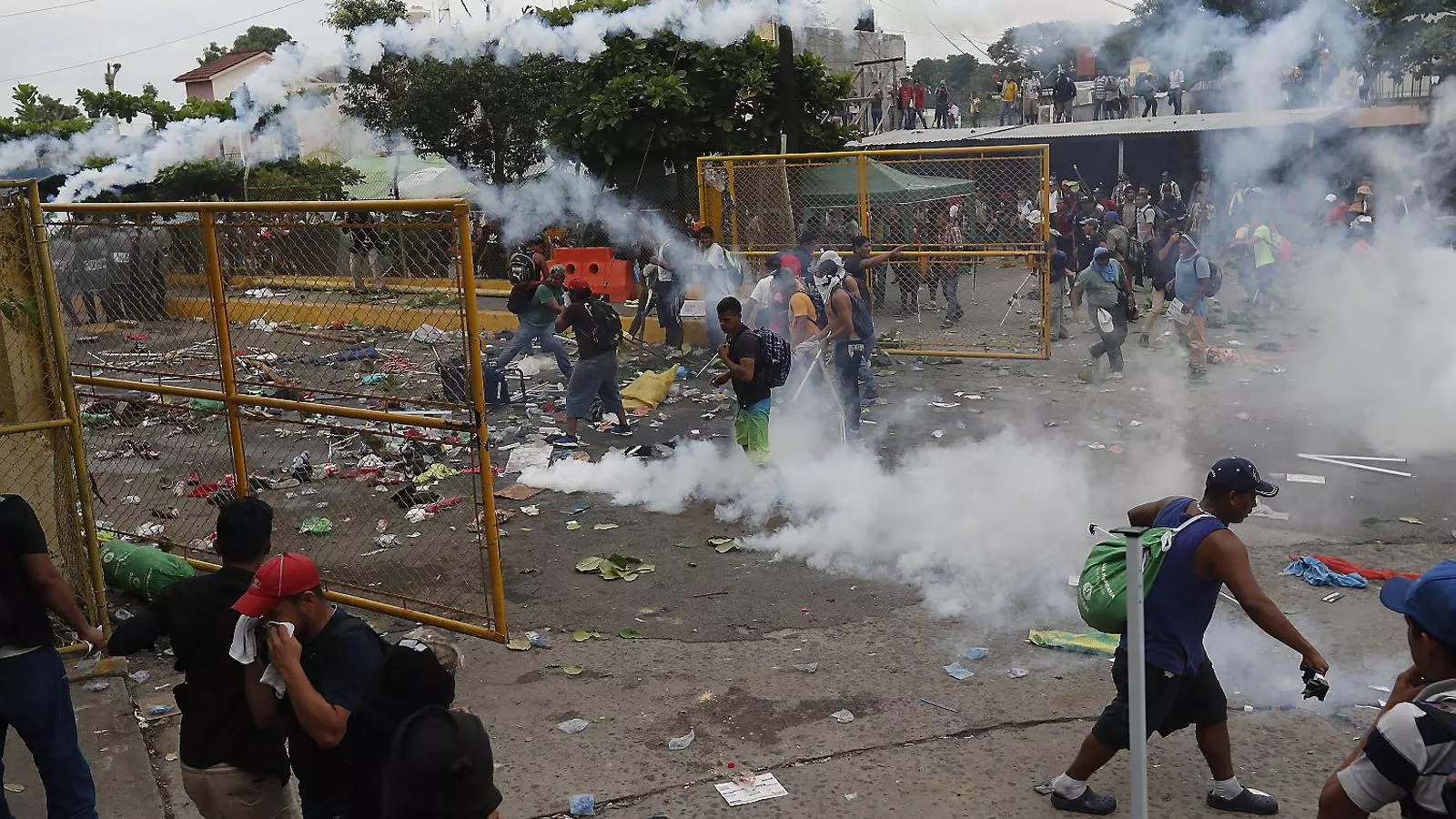 Centenars de migrants s’enfronten a la policia a la frontera entre Guatemala i Mèxic.