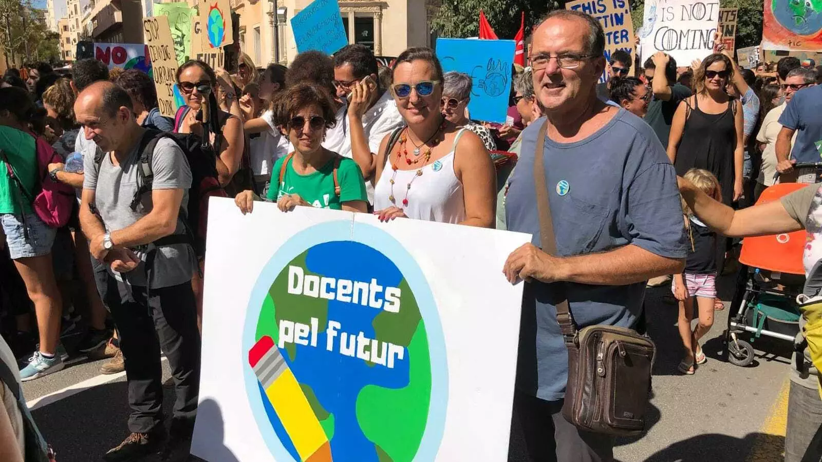 Els protaveus de Docents pel Futur Miquel Àngel Llauger i Tona Fuster el dia de la Vaga pel Clima
