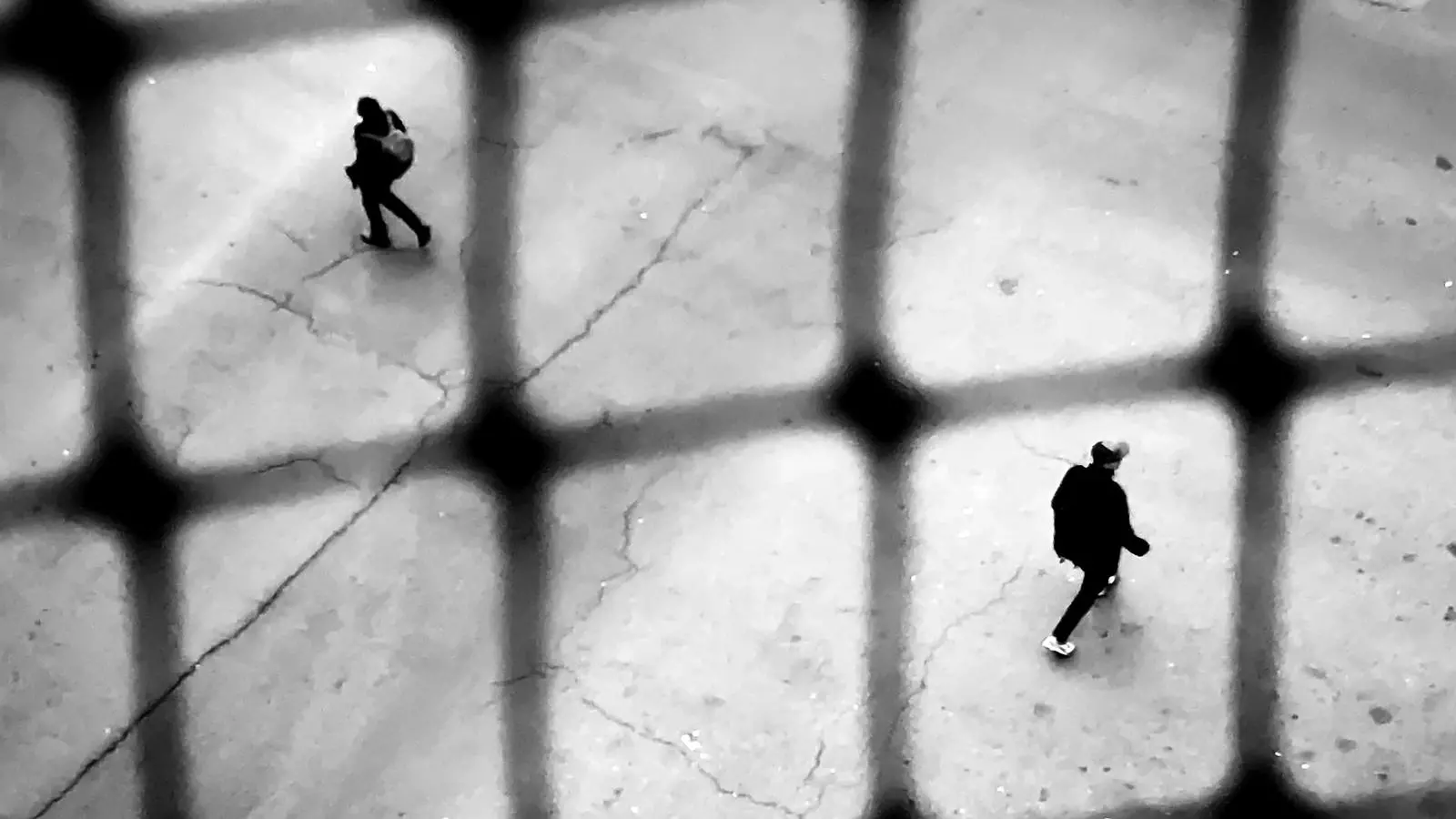 DIA 13 - 13è dia del confinament per la pandèmia de la COVID-19. Una escena poc habitual de dos persones caminant enmig de la cruïlla de carrers davant casa nostra mentre la Tere segueix confinada a la seva habitació, la nostra incertesa es absoluta, dos dies després serà hospitalitzada donant positiu de la COVID-19. El Camp de l'Arpa del Clot, Barcelona 26.03.2020
