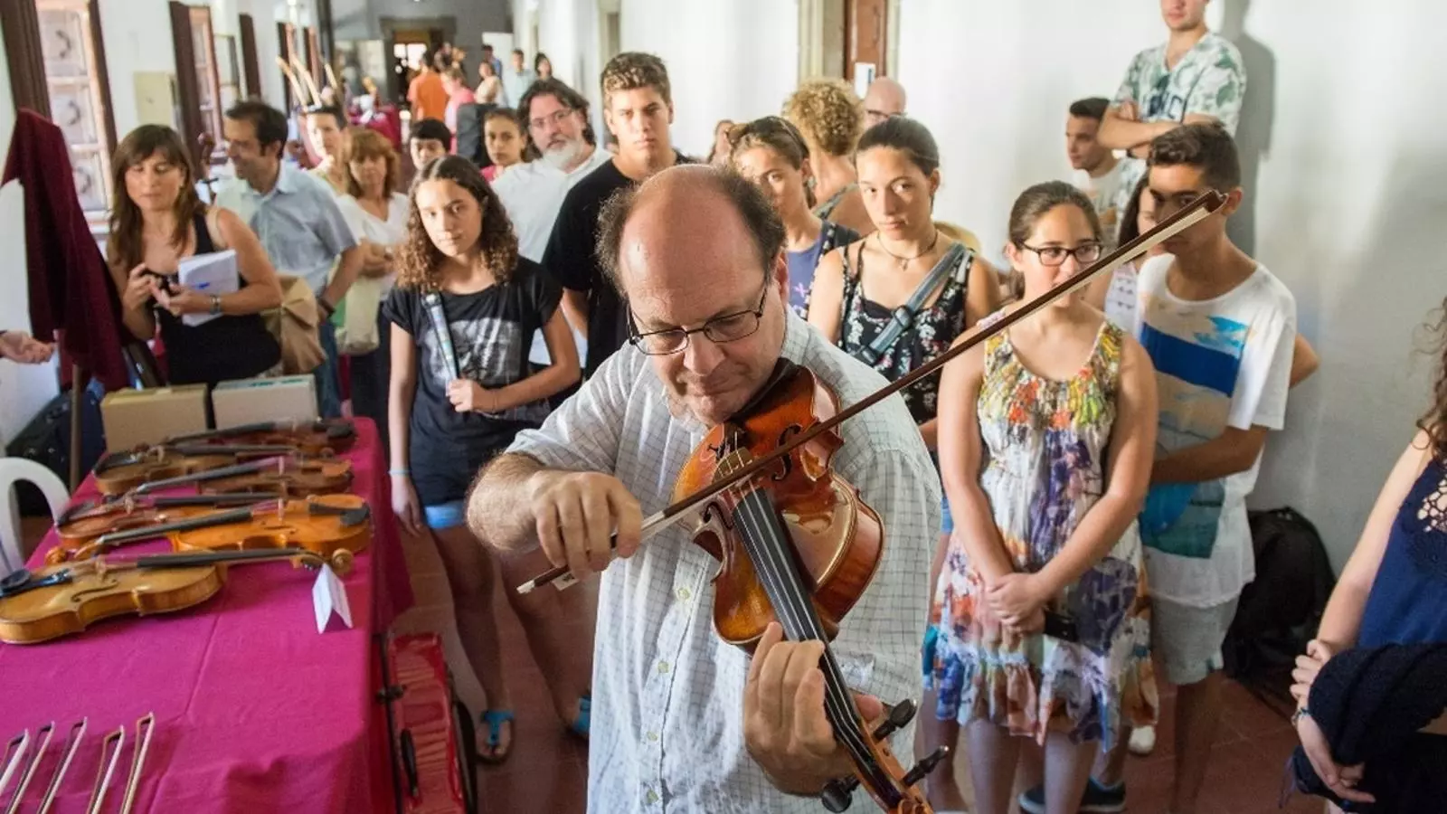 El músic Emile Cantor tocan un dels instruments exposats a la Fira