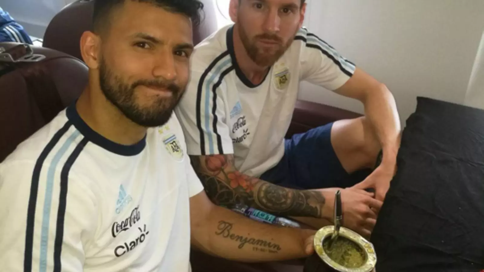 Messi, acompanyat pel davanter del Manchester City Sergio Agüero