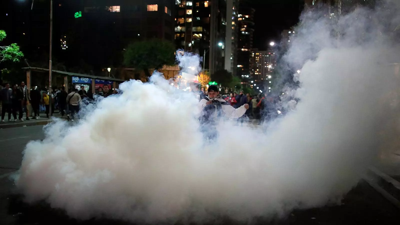 Un jove simpatitzant de l'opositor Carlos Mesa protesta a La Paz