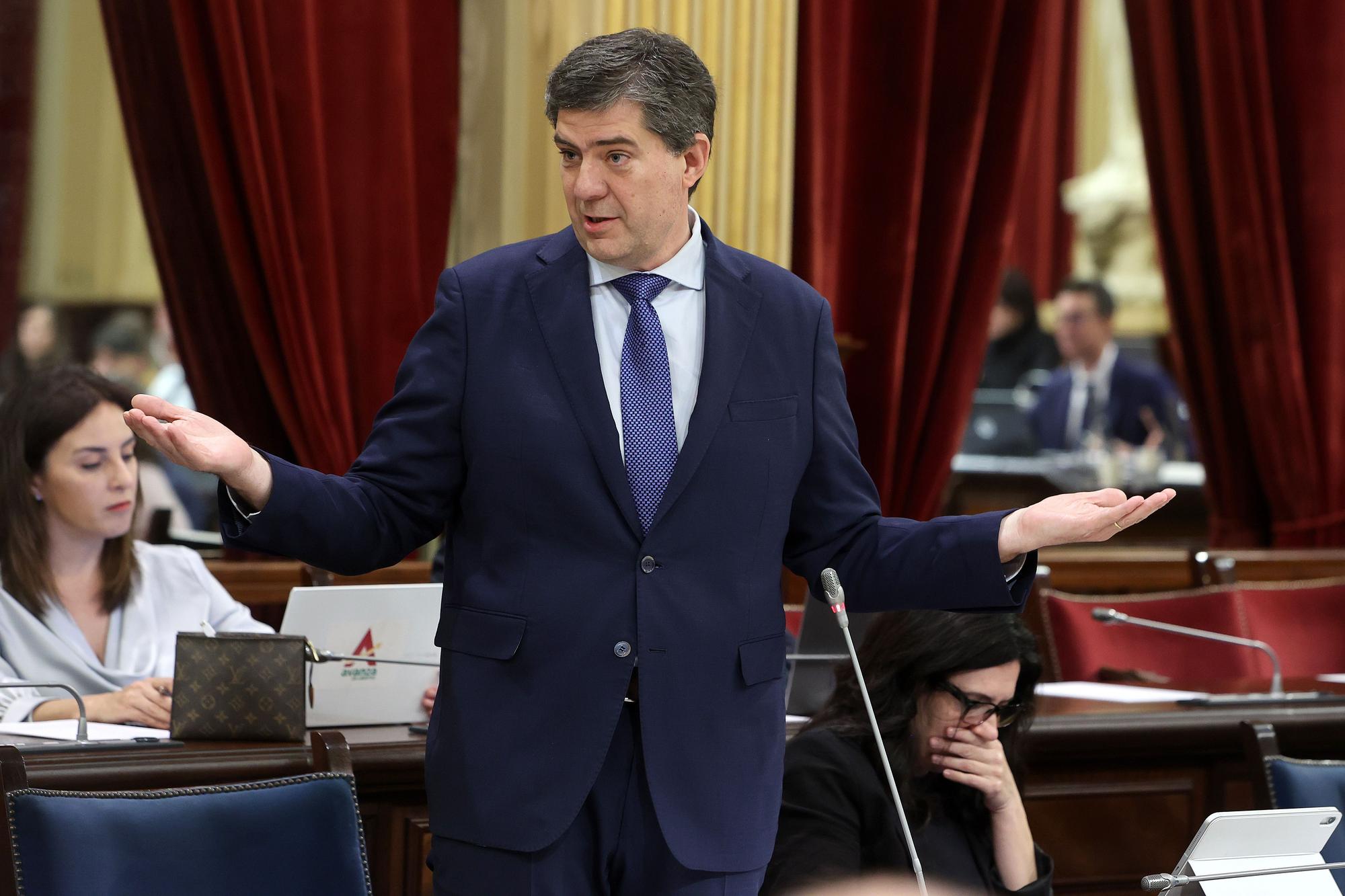 El conseller Jaume Bauzà al Parlament.