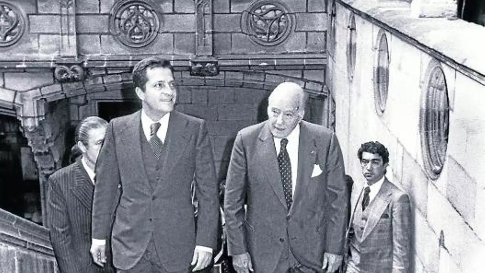 Suárez va descol·locar l’oposició democràtica catalana reconeixent Josep Tarradellas com a president de la Generalitat. A la imatge, el dia de la presa de possessió.