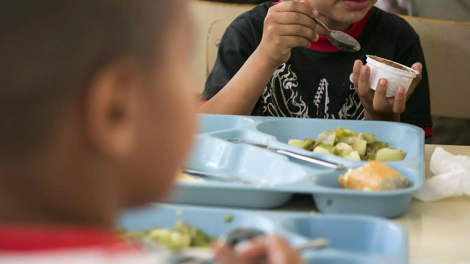 Uns infants dinant al menjador escolar