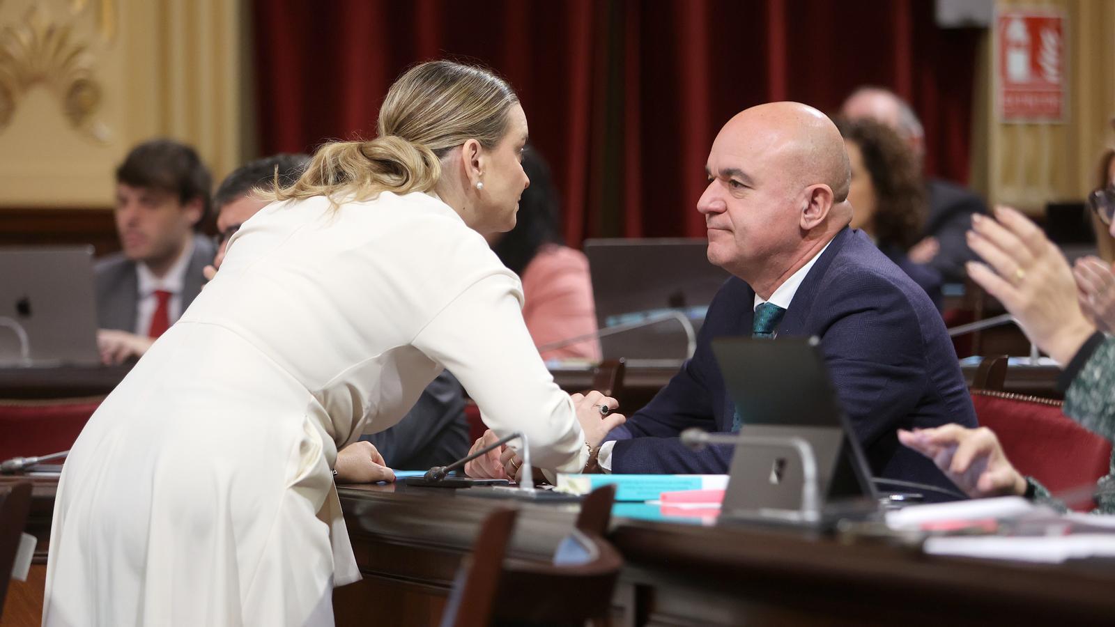 La presidenta del Govern, Marga Prohens, parla al Parlament amb el president del Consell d’Eivissa, Vicent Marí (PP).