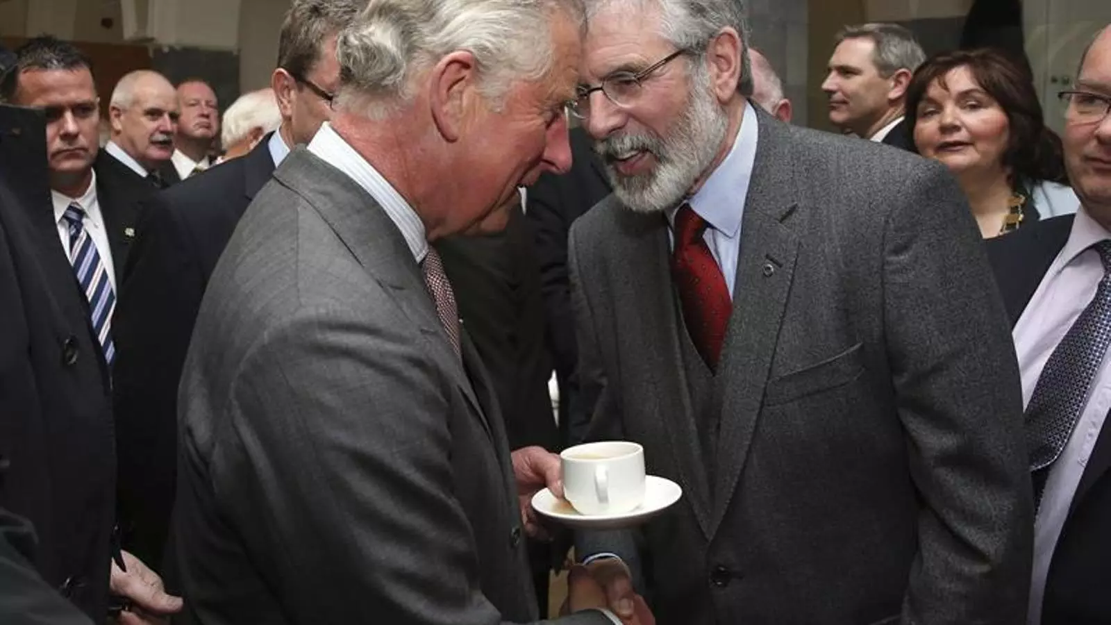 El príncep Carles i el president del Sinn Féin, Gerry Adams, aquest dimarts a Galway / EFE