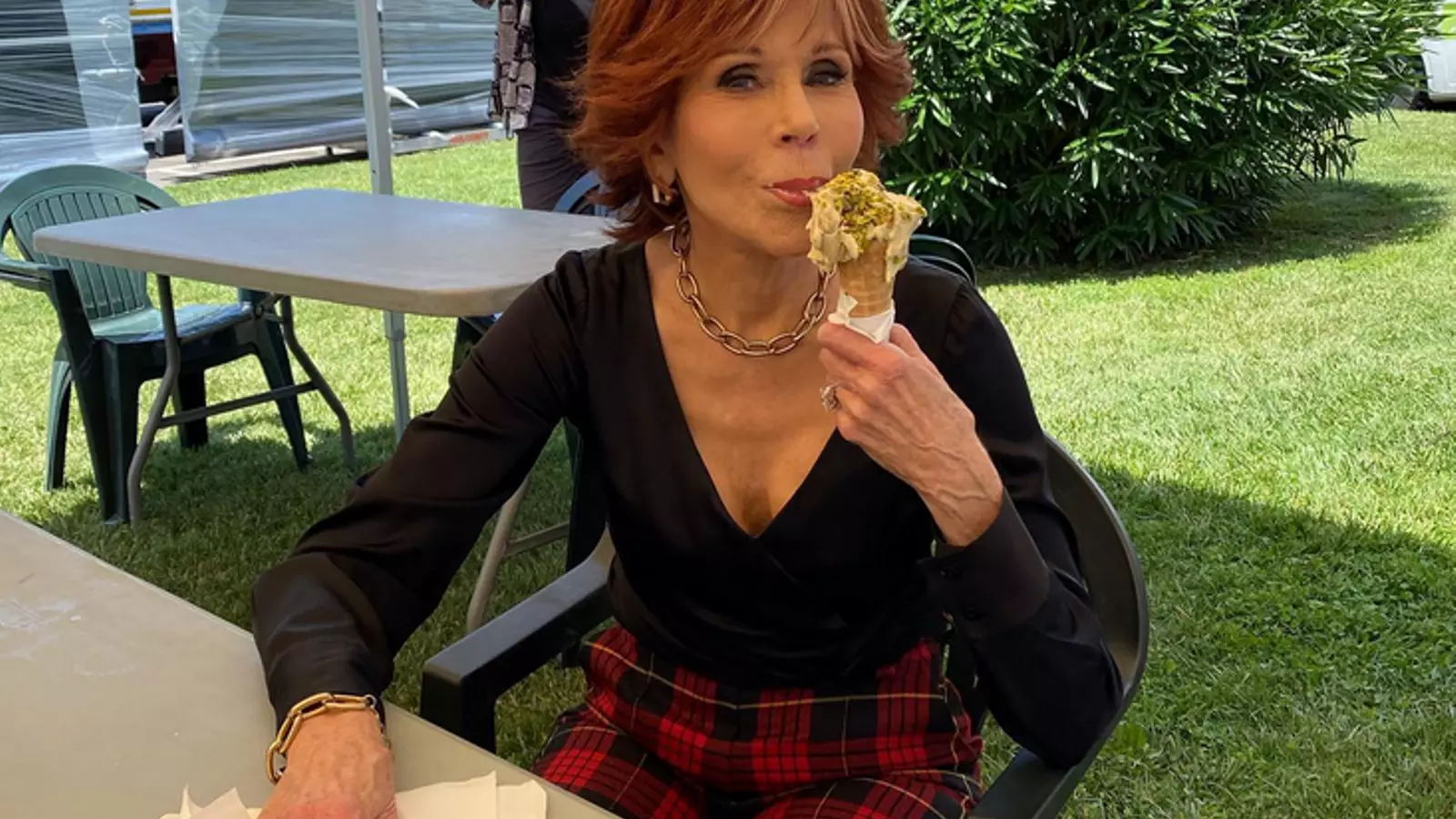 Jane Fonda a Roma menjant-se un gelat de festuc