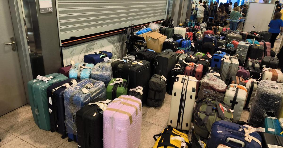 Un mar de maletes espera a ser recollit a l'aeroport del Prat per la vaga de Groundforce
