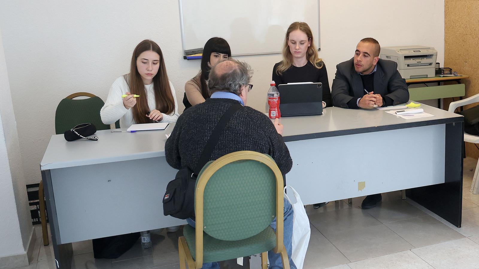 Die Studenten betreuen einen Klienten in der Juristischen Klinik der Montision-Stiftung