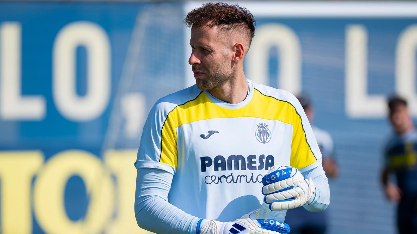 Péter Gulácsi during a training session with Villarreal