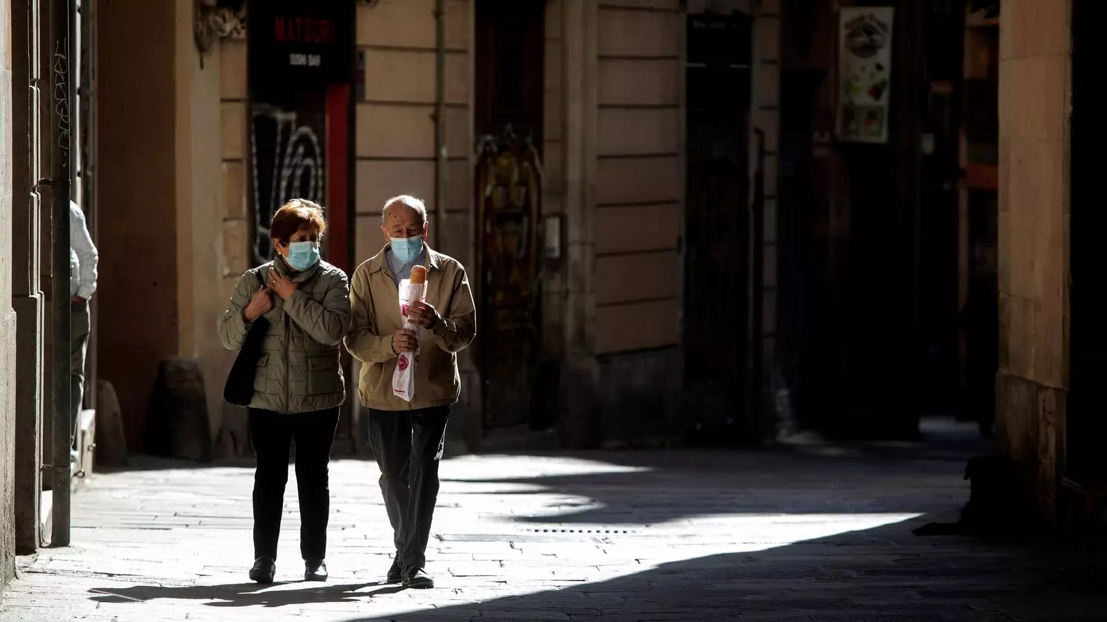 Una parella caminant pel centre de Barcelona