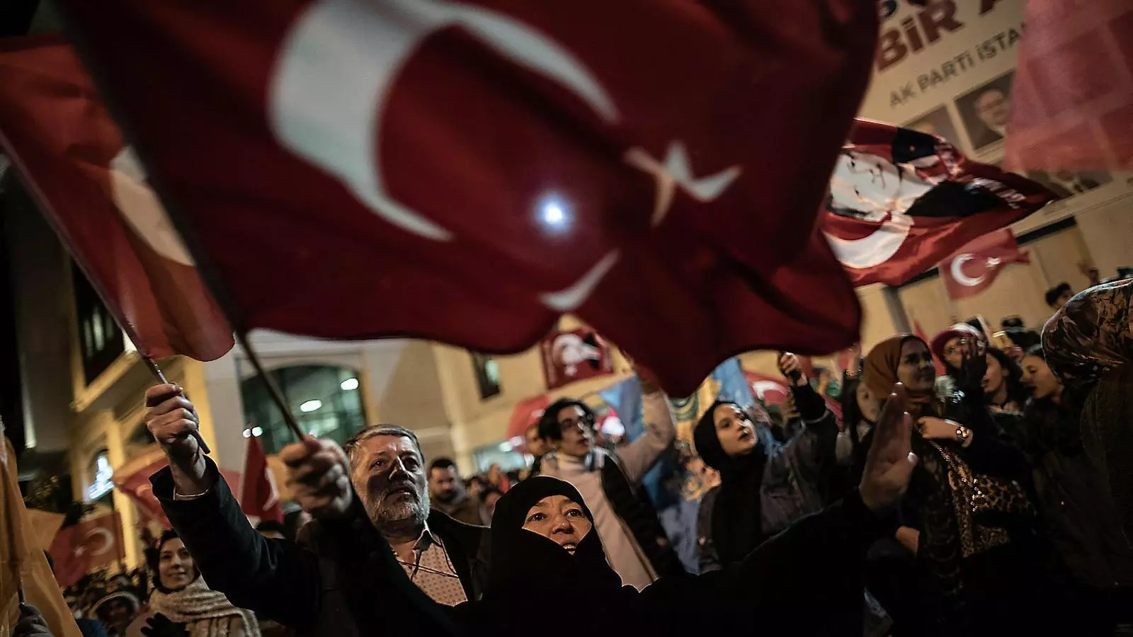 Simpatitzants de l’oficialista partit d’Erdogan celebren els resultats electorals, malgrat la derrota a Istanbul.