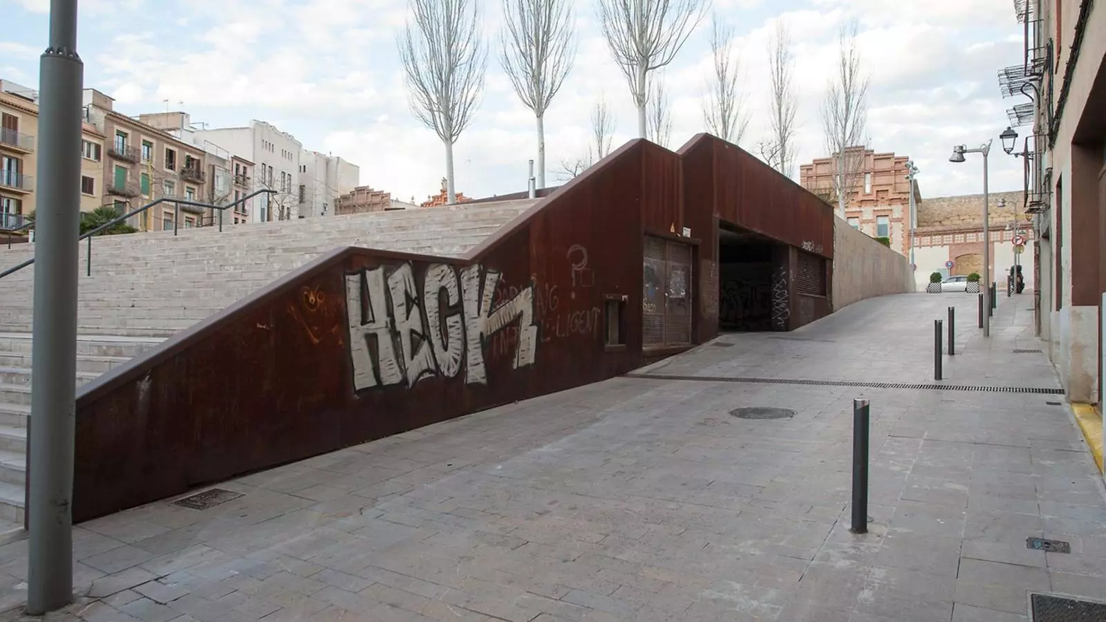 Sota la plaça de l’Escorxador de la Part Alta de Tarragona hi ha l’entrada a un aparcament que no ha estat mai en funcionament.
