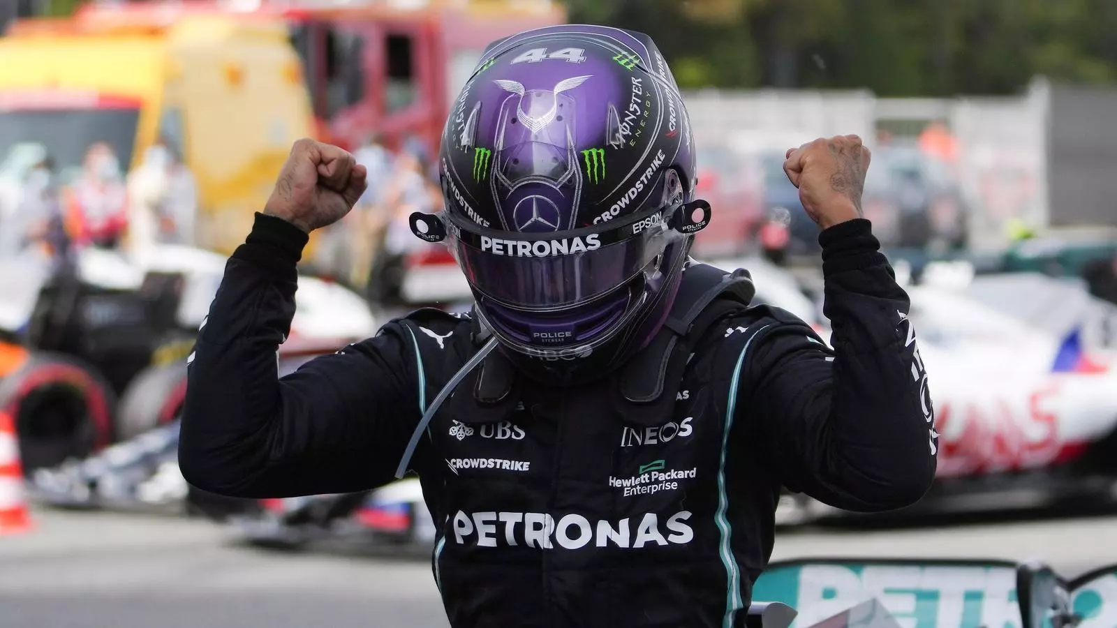 Hamilton celebrant la victòria al Circuit de Montmeló