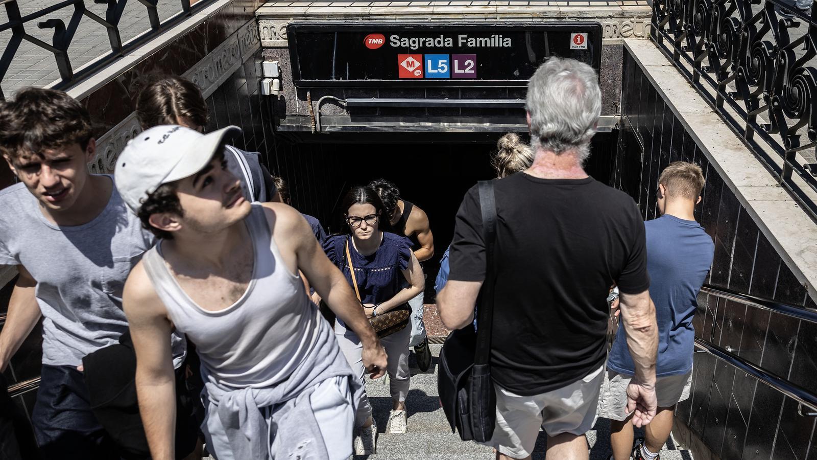 Exit of one of the Sagrada Familia metro entrances, with the order of proximity of the lines, as it was usually set
