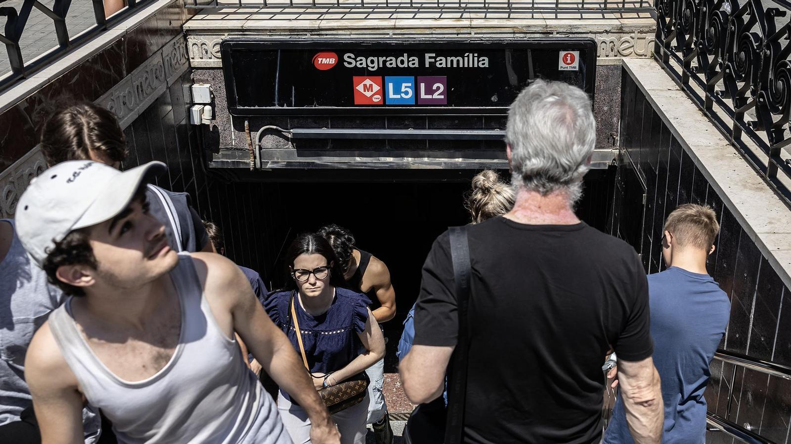 Exit of one of the Sagrada Familia metro entrances, with the order of proximity of the lines, as it was usually set