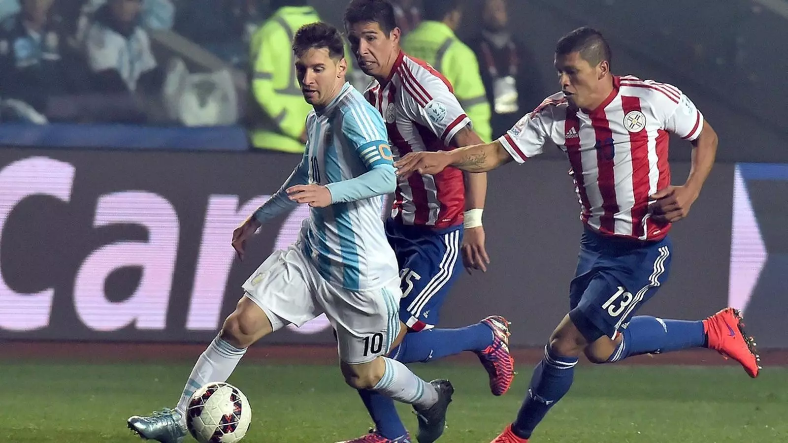 IMPARABLE El paraguaià Ortiz no pot frenar Messi en la semifinal de la Copa Amèrica.