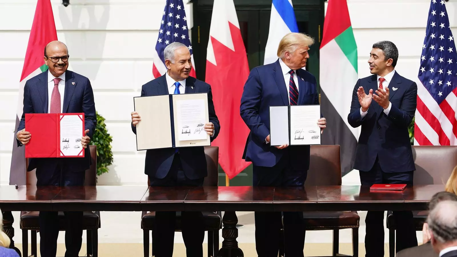 D'esquerra a dreta, el ministre d'Afers Exteriors de Bahrain, Sheikh Khalid Bin Ahmed Al-Khalifa; el primer ministre israelià, Benjamin Netanyahu; el president dels EUA, Donald Trump; i el ministre d'Afers Exteriors dels Emirats Àrabs Units, Sheikh Abdullah bin Zayed bin Sultan Al Nahyan.