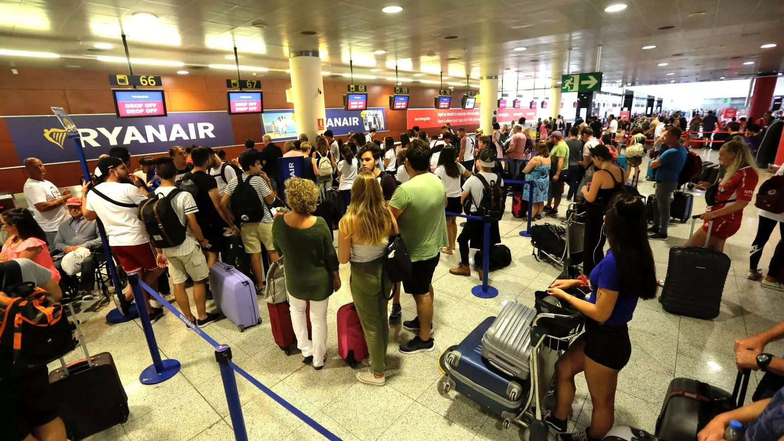 Cues de passatgers als mostradors de Ryanair a la T2 de l'aeroport del Prat.
