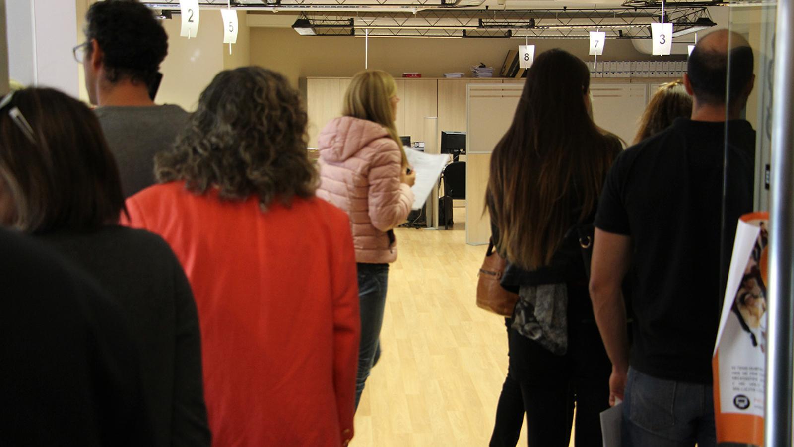 Cues de darrera hora en l'últim dia de l'IRPF