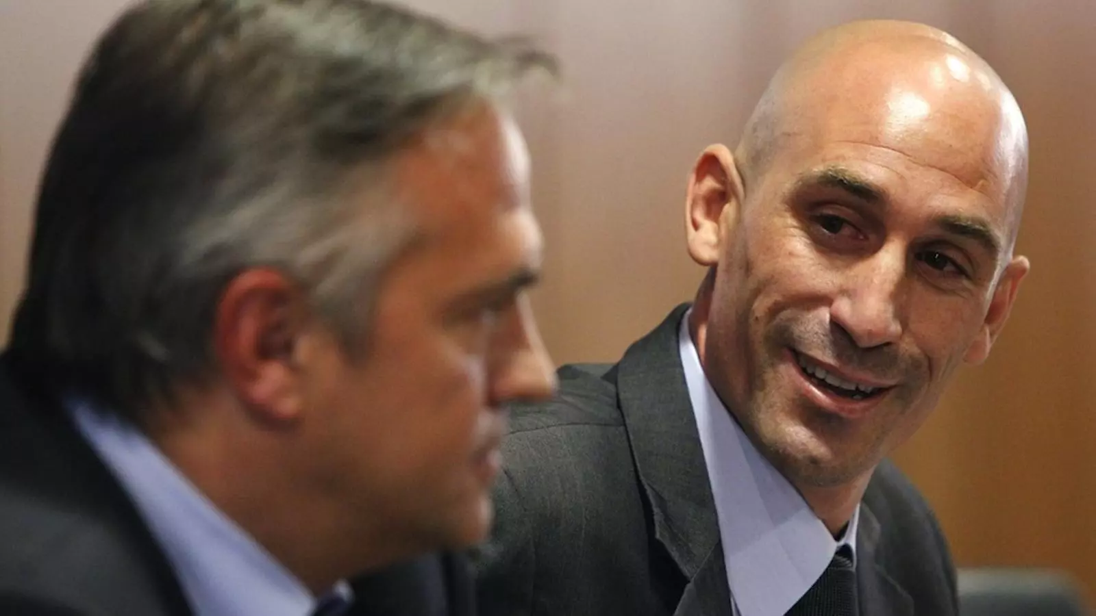 Luis Rubiales (dreta), president de l'AFE, observa el seu homòleg a la LFP, José Luis Astiazarán