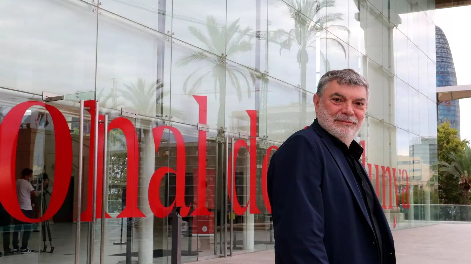 El director artístic del TNC, Xavier Albertí, davant del teatre