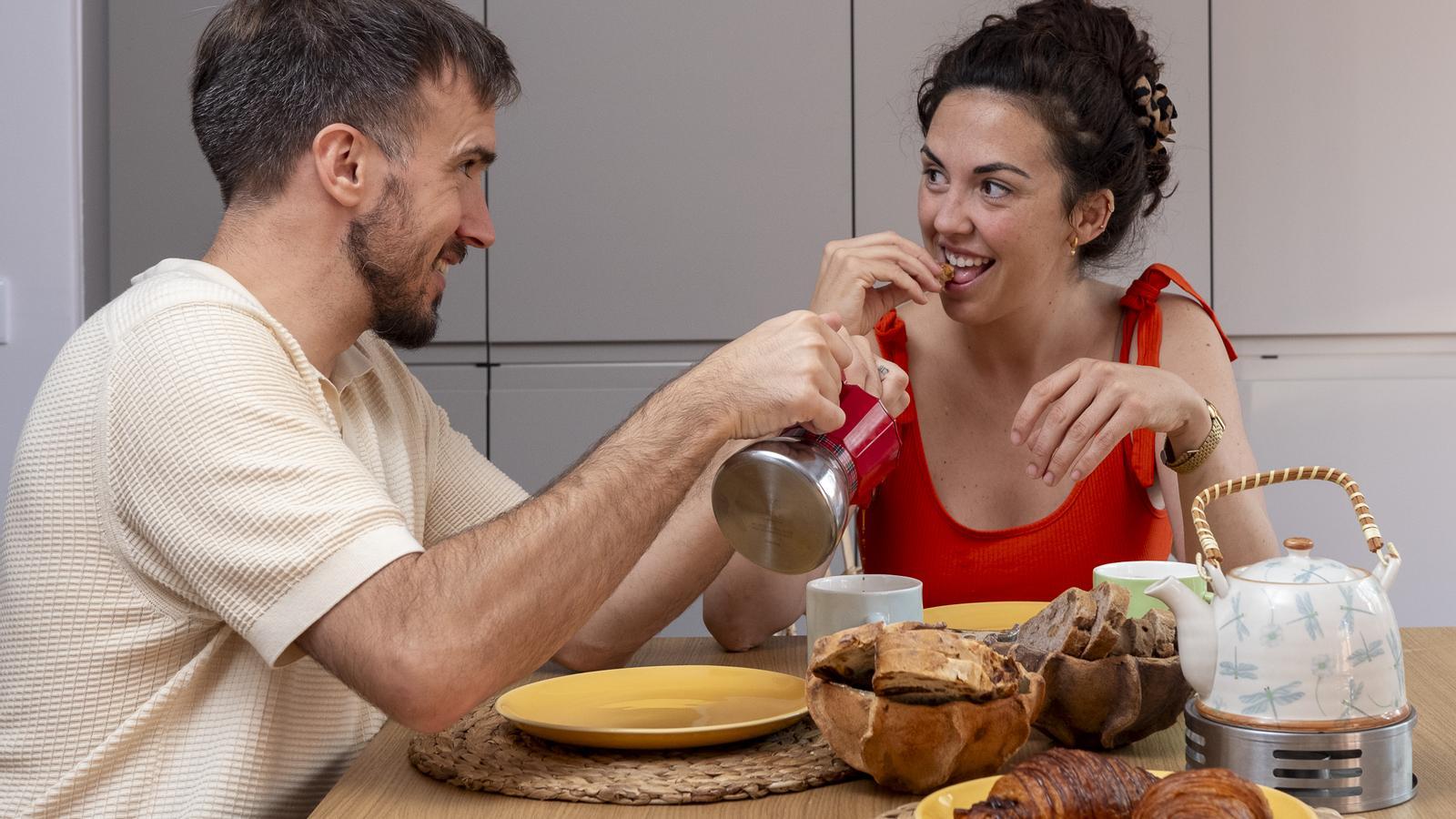 Arnau París y Rais Esteve desayunando en su casa.