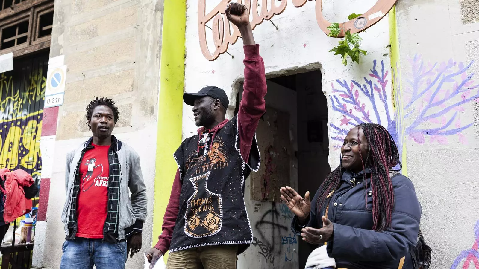 Un centenar de persones evita el desallotjament de Casa Àfrica