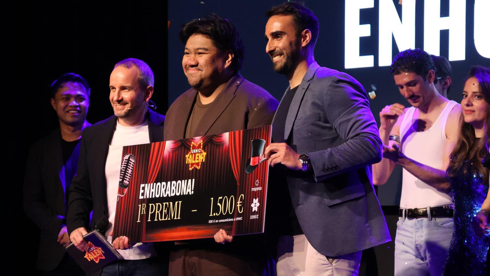 El cantant Ray posant com a guanyador del primer premi.