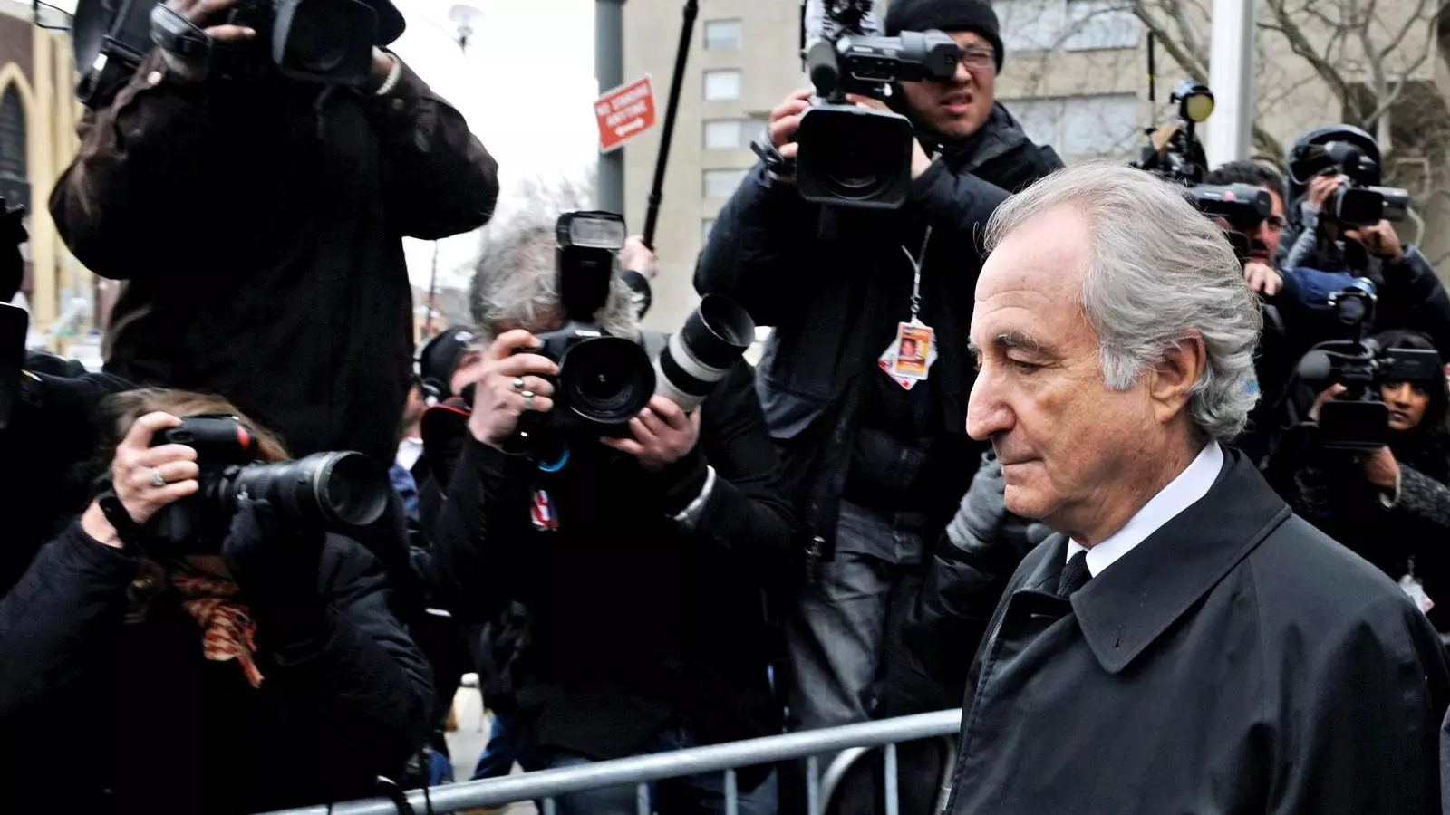Bernie Madoff sortint del jutjat de Nova York el 2009, durant el seu judici.