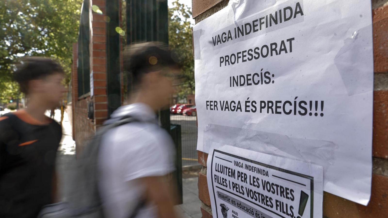 Cartel convocando a los docentes a sumarse a la huelga indefinida.